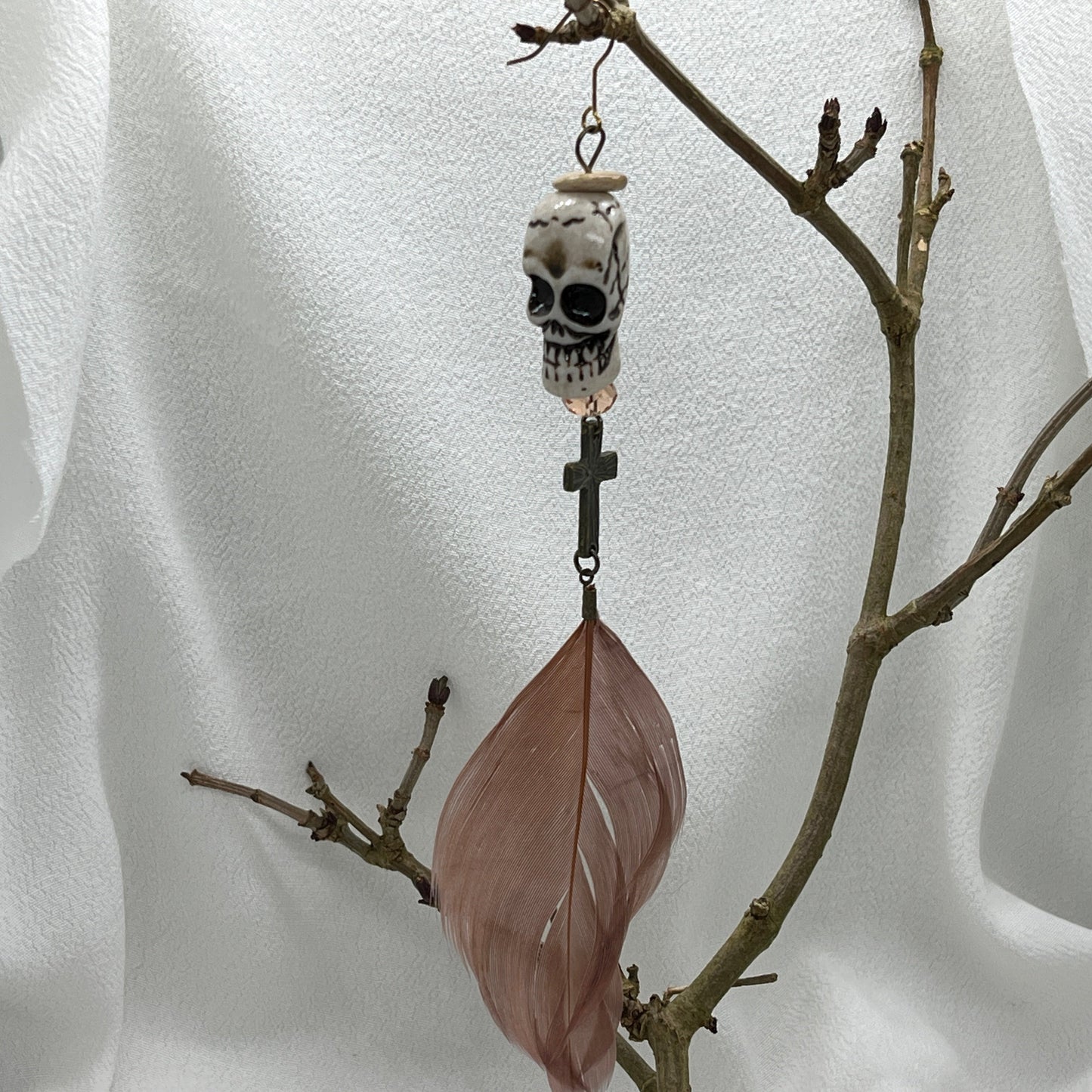 Single halloween messing ørering med kranium