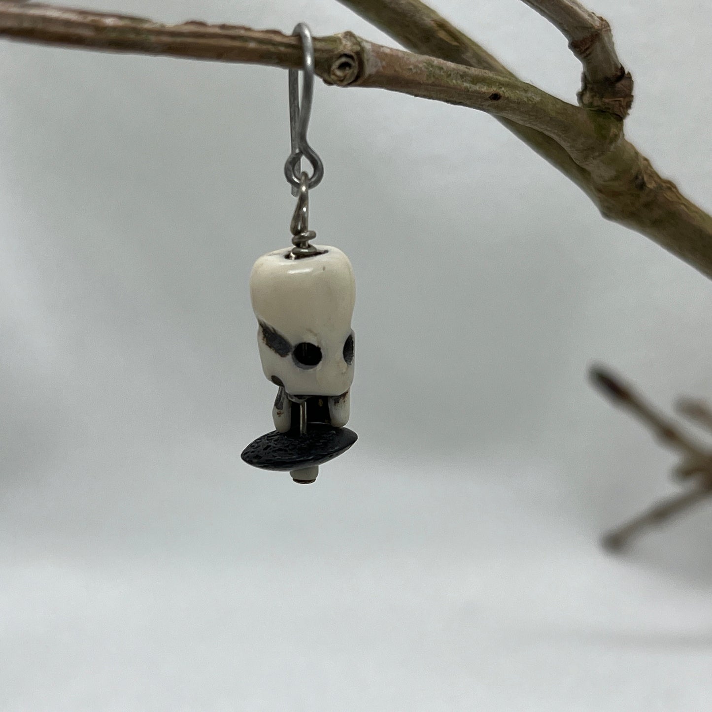 Single halloween metal ørering med kranium