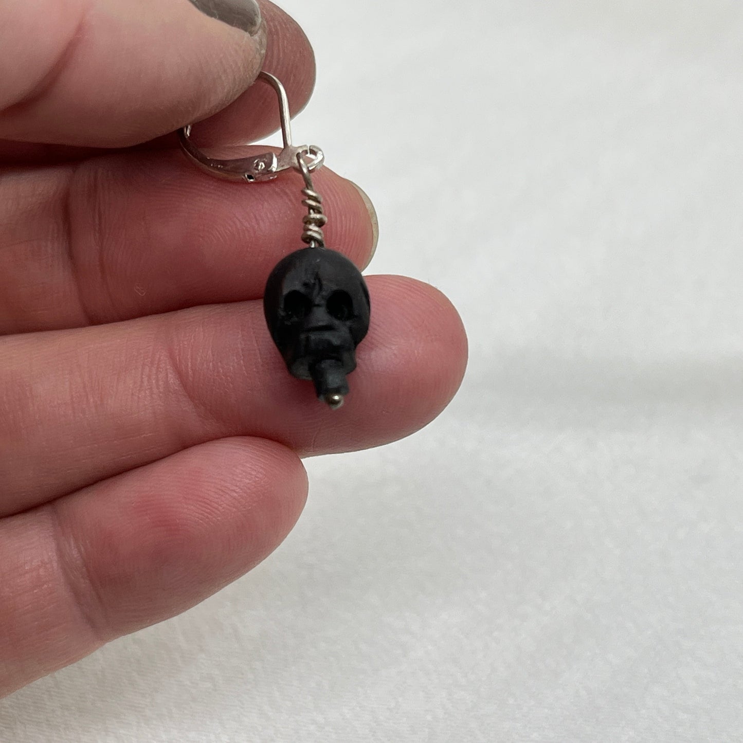 Single halloween brioce sølv ørering med kranium