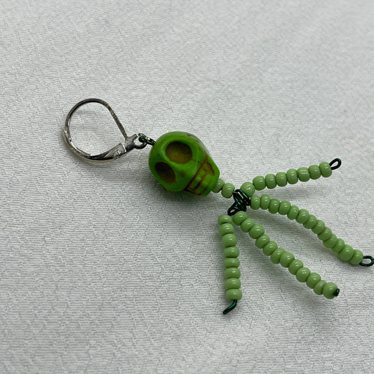 Single halloween brioce sølv ørering med grønt skelet