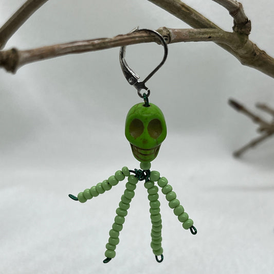 Single halloween brioce sølv ørering med grønt skelet
