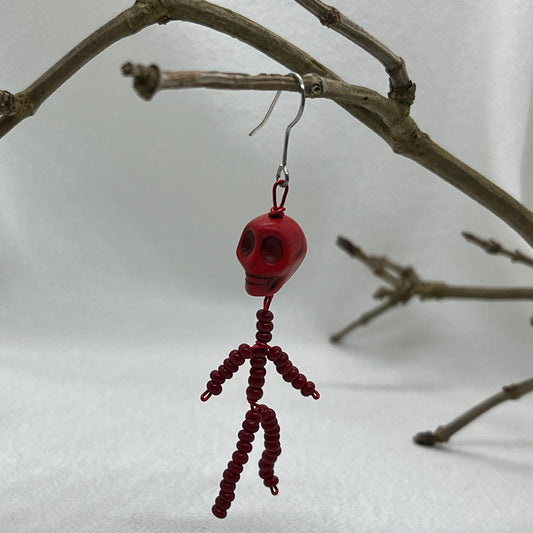 Single halloween sølv ørering med rødt skelet