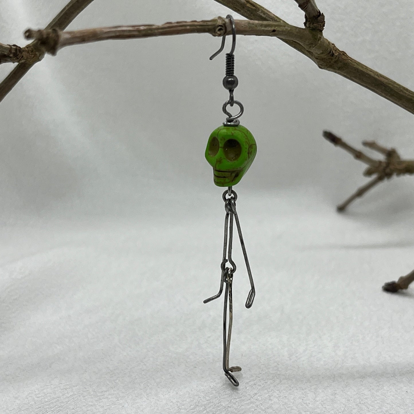 Single halloween metal ørering med grønt kranium