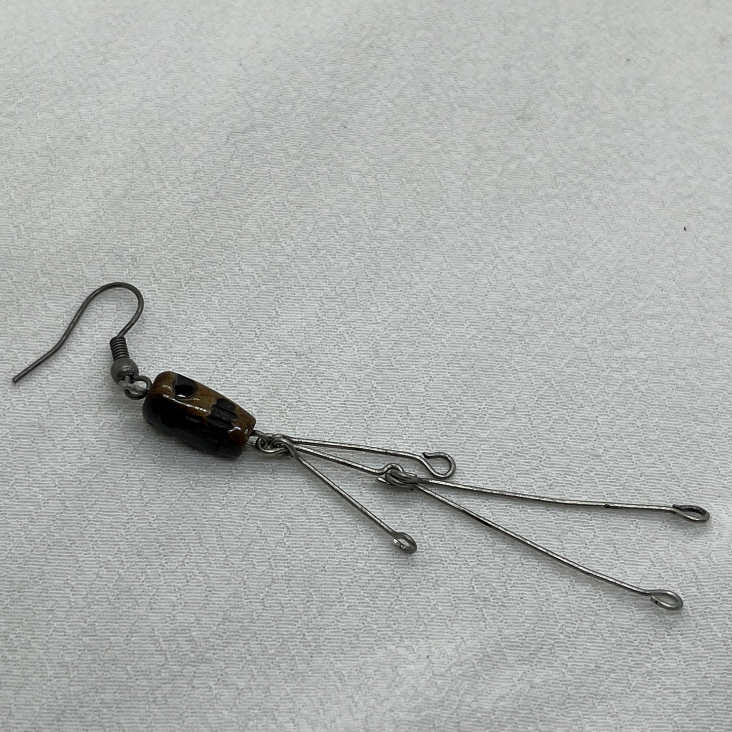 Single halloween metal ørering med kranium af Tigerøje