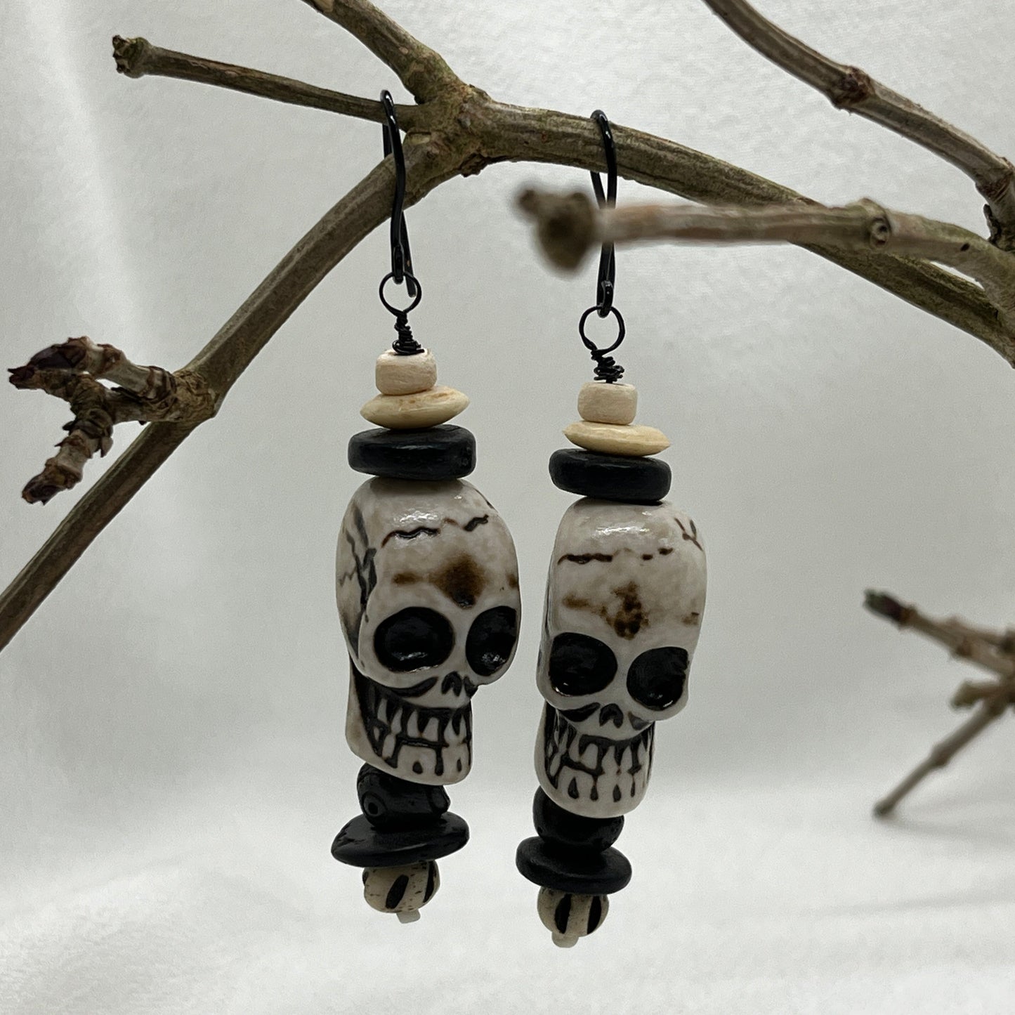 Halloween øreringe i sort metal med stort kranium