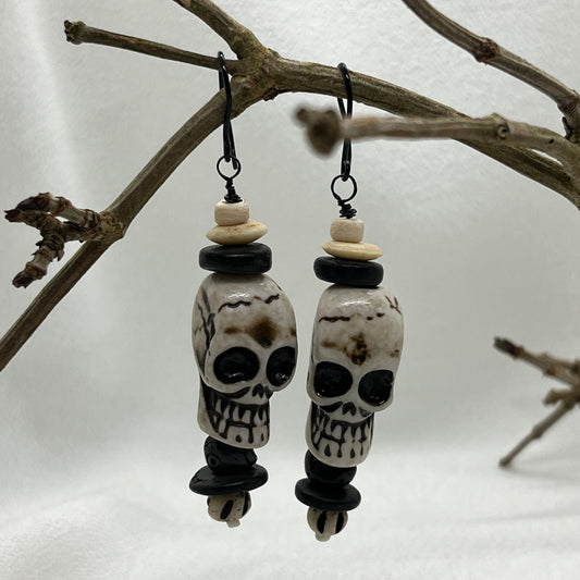 Halloween øreringe i sort metal med stort kranium