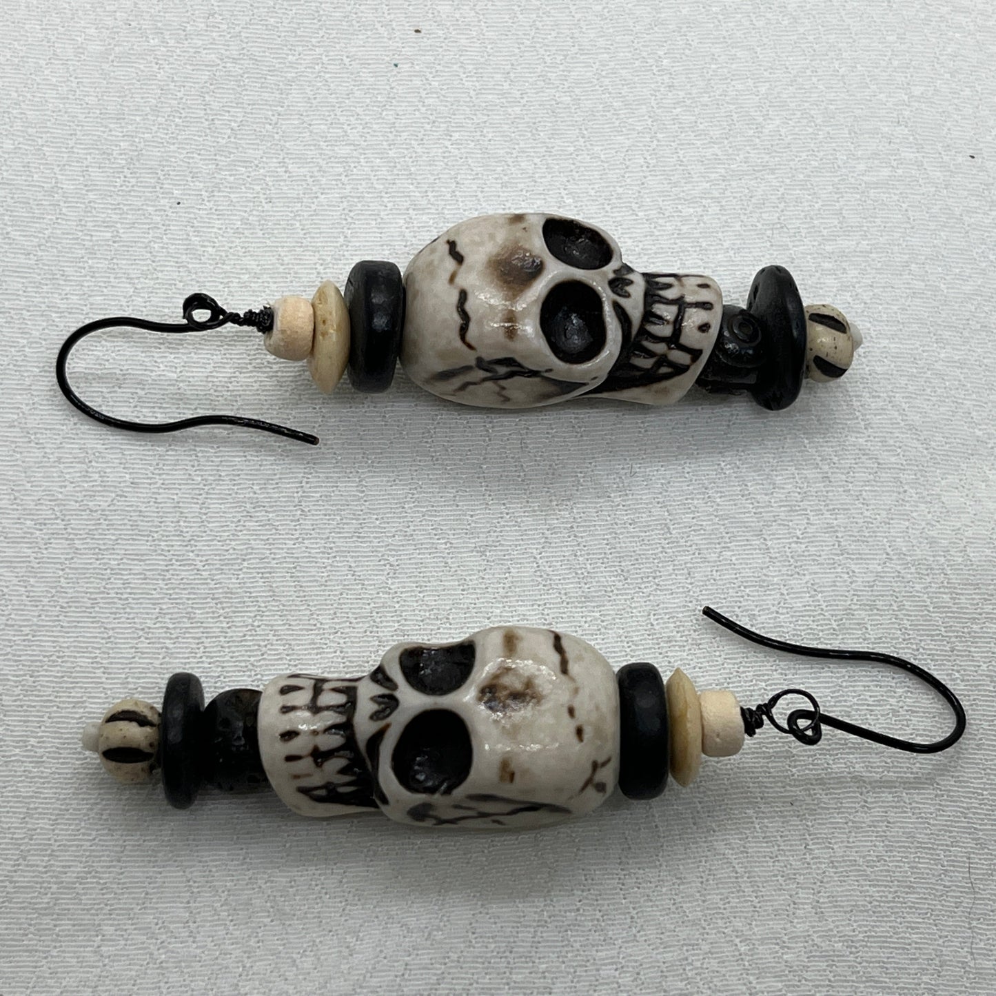 Halloween øreringe i sort metal med stort kranium