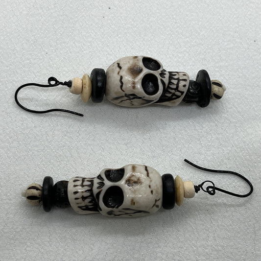 Halloween øreringe i sort metal med stort kranium