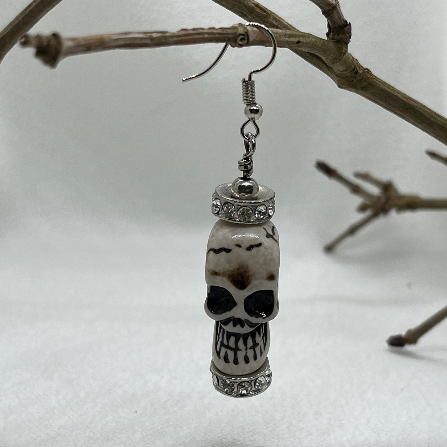Halloween single ørering i sølv med stort kranium med krone