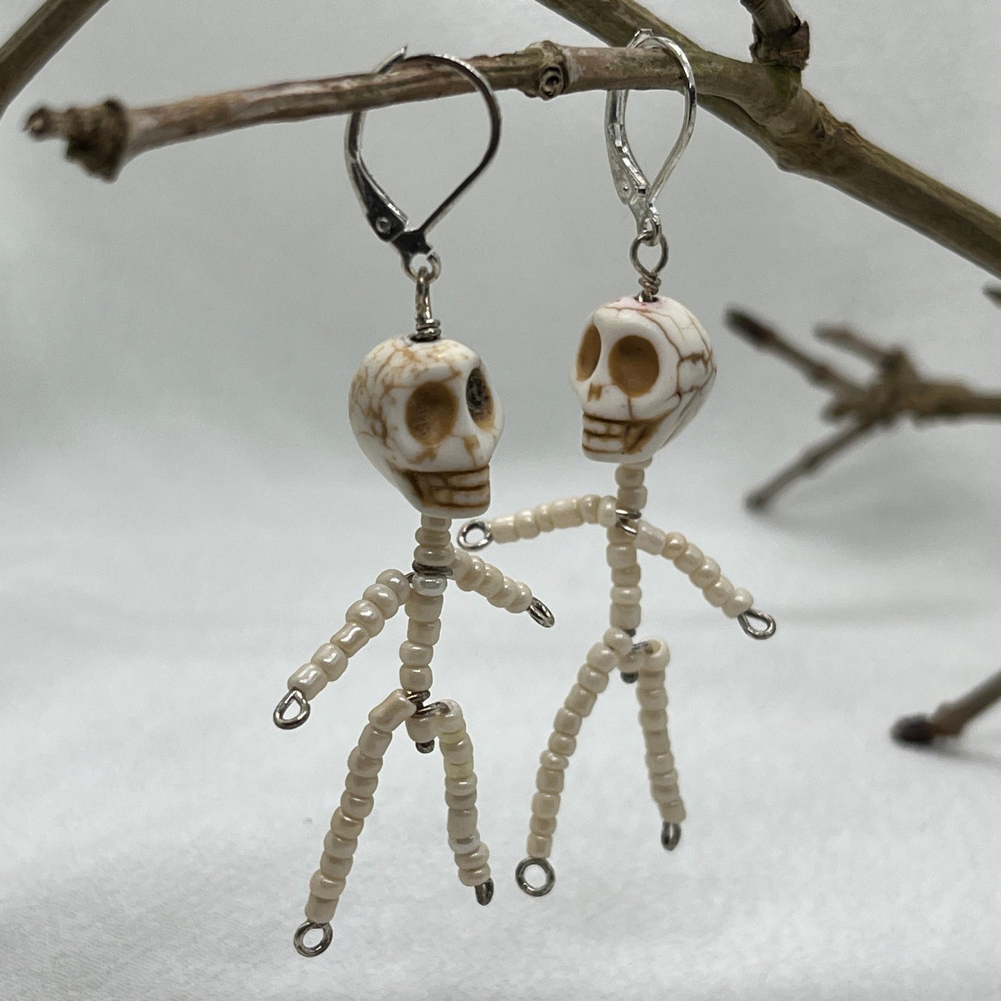 Halloween sølv brioche øreringe med hvidt skelet