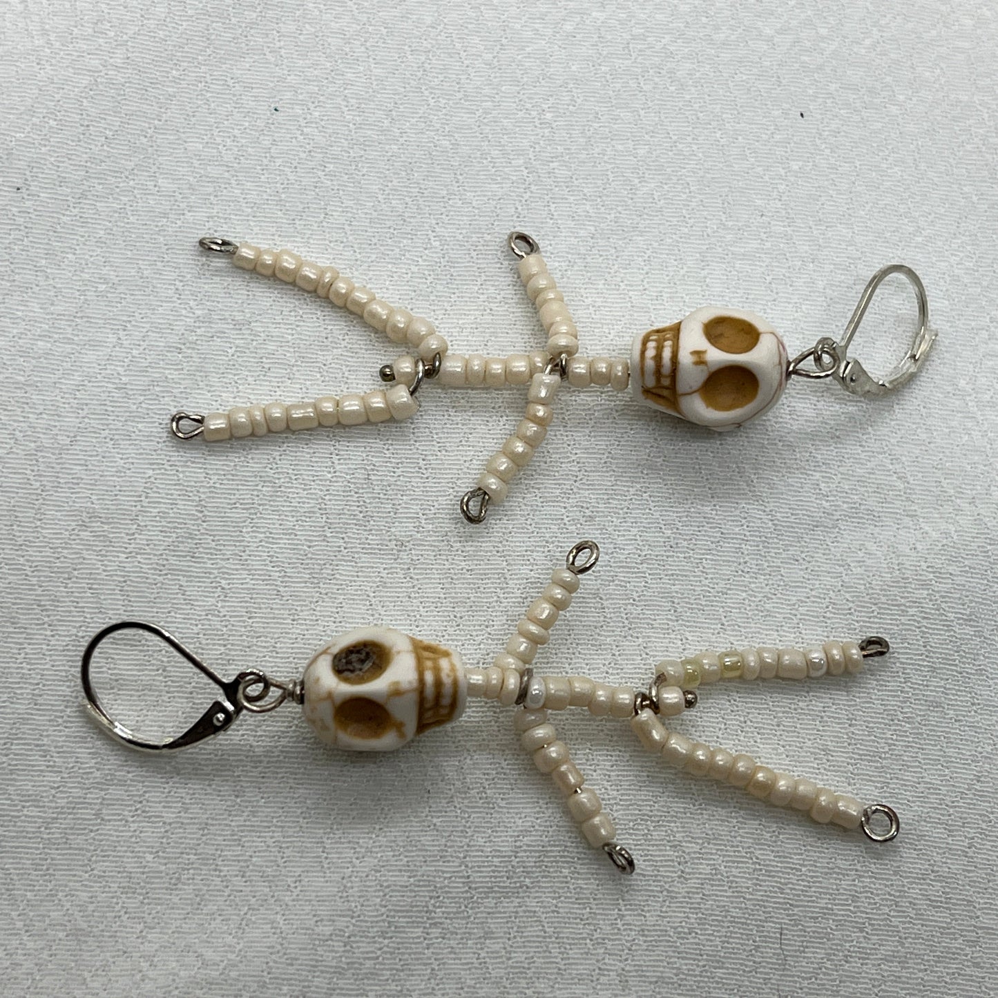 Halloween sølv brioche øreringe med hvidt skelet