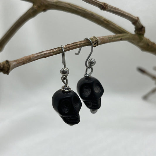 Halloween sølv øreringe med sort kranium