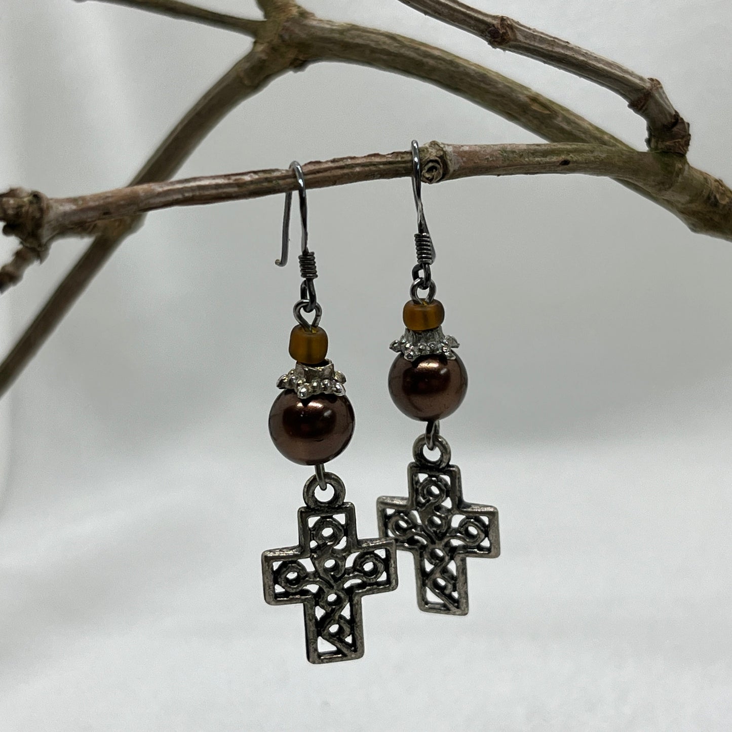 Sølv øreringe med mønstret sølvkors