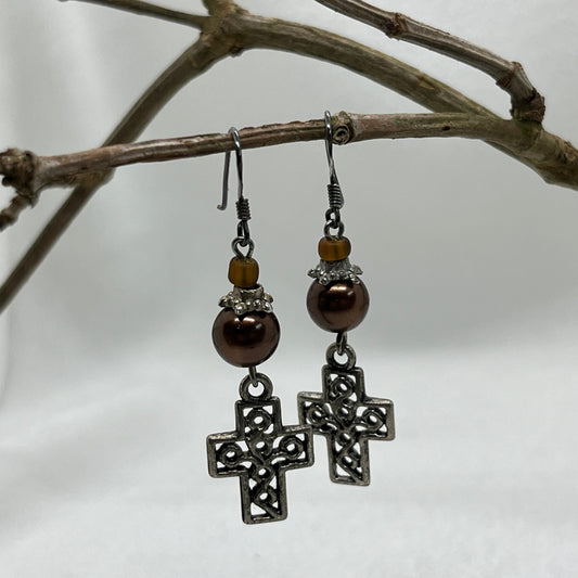 Sølv øreringe med mønstret sølvkors