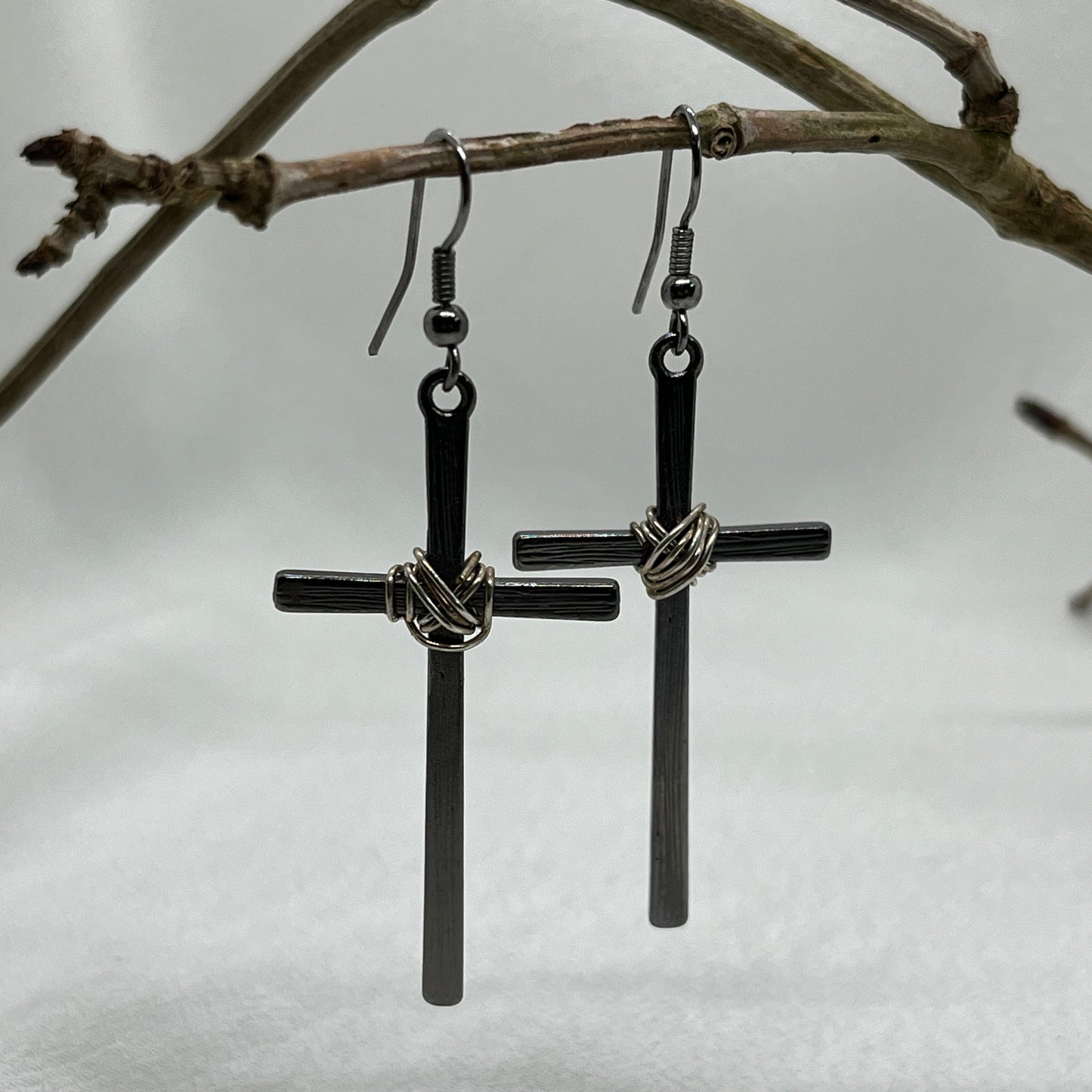 Sølv øreringe med rillet sølvkors