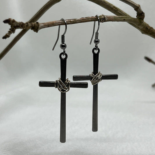 Sølv øreringe med rillet sølvkors