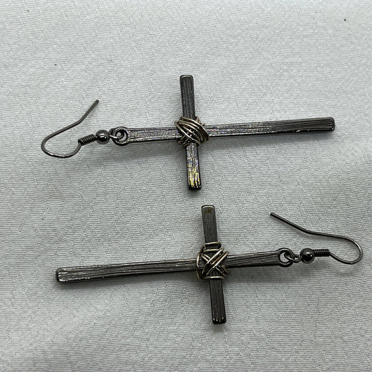 Sølv øreringe med rillet sølvkors