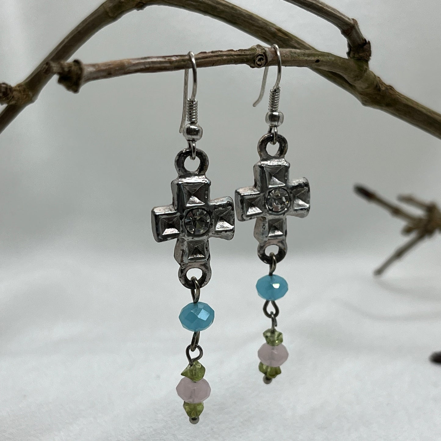 Sølv øreringe med  kors og perler