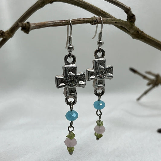 Sølv øreringe med  kors og perler