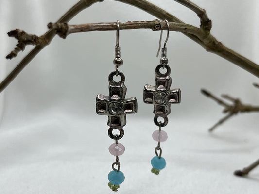Sølv øreringe med  kors og perler
