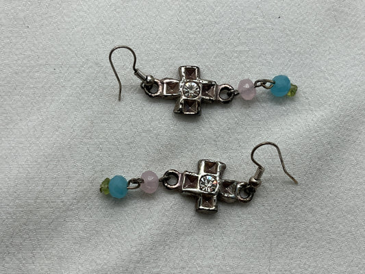 Sølv øreringe med  kors og perler