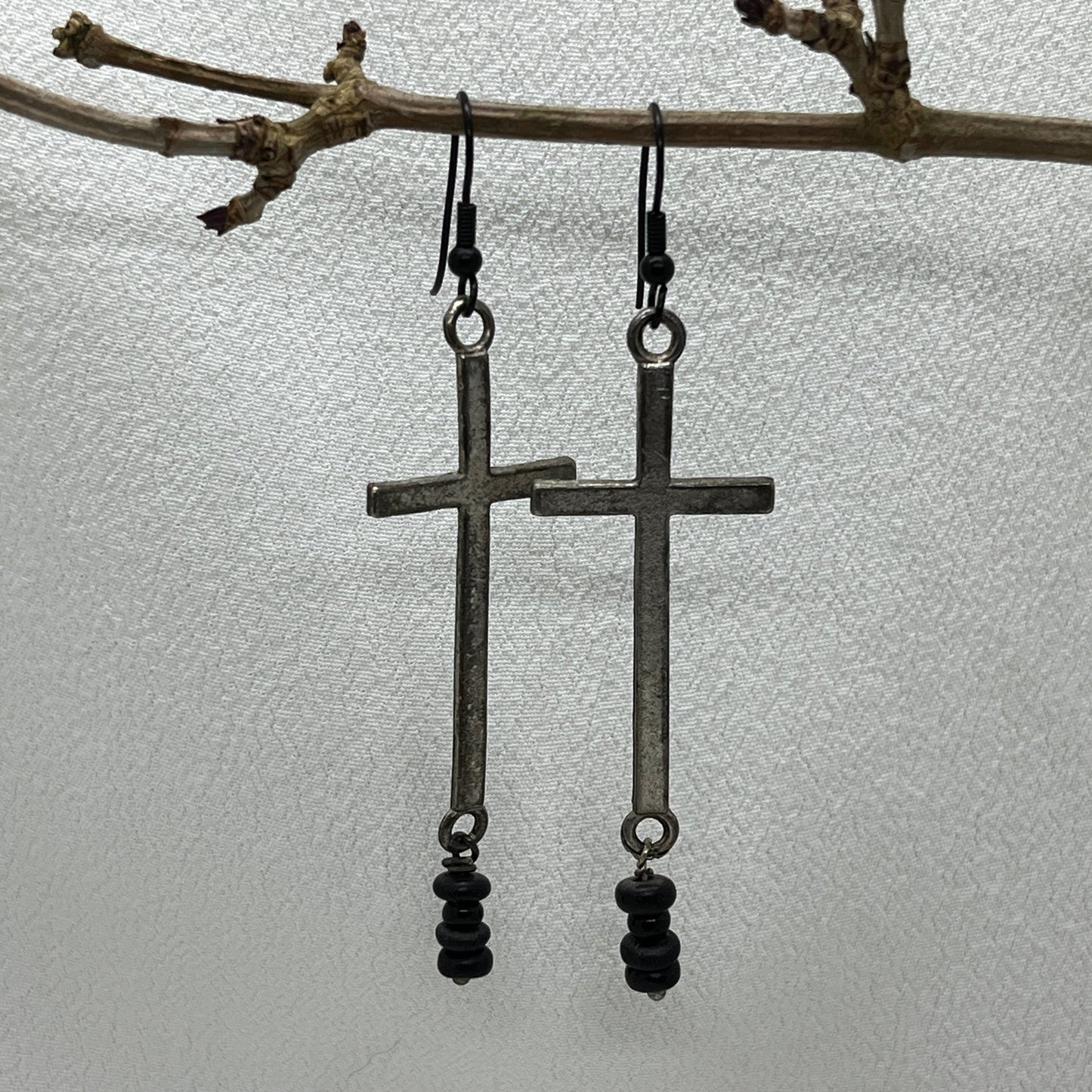 Sorte metal øreringe med  kors og perler