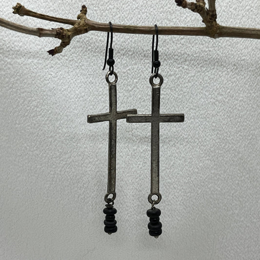 Sorte metal øreringe med  kors og perler