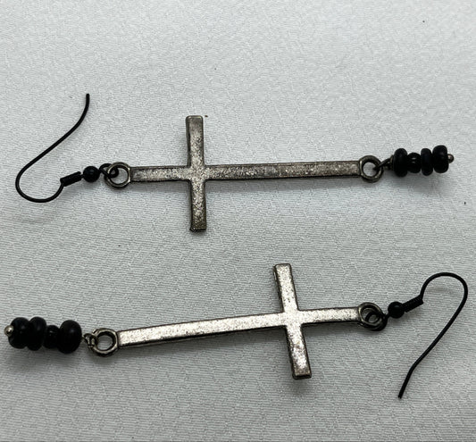 Sorte metal øreringe med  kors og perler