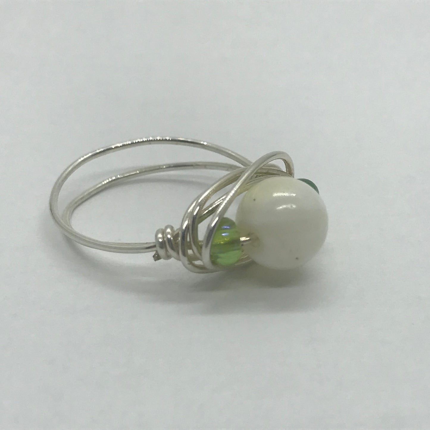 Sølvring med hvid keramik perle