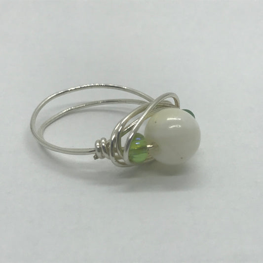 Sølvring med hvid keramik perle