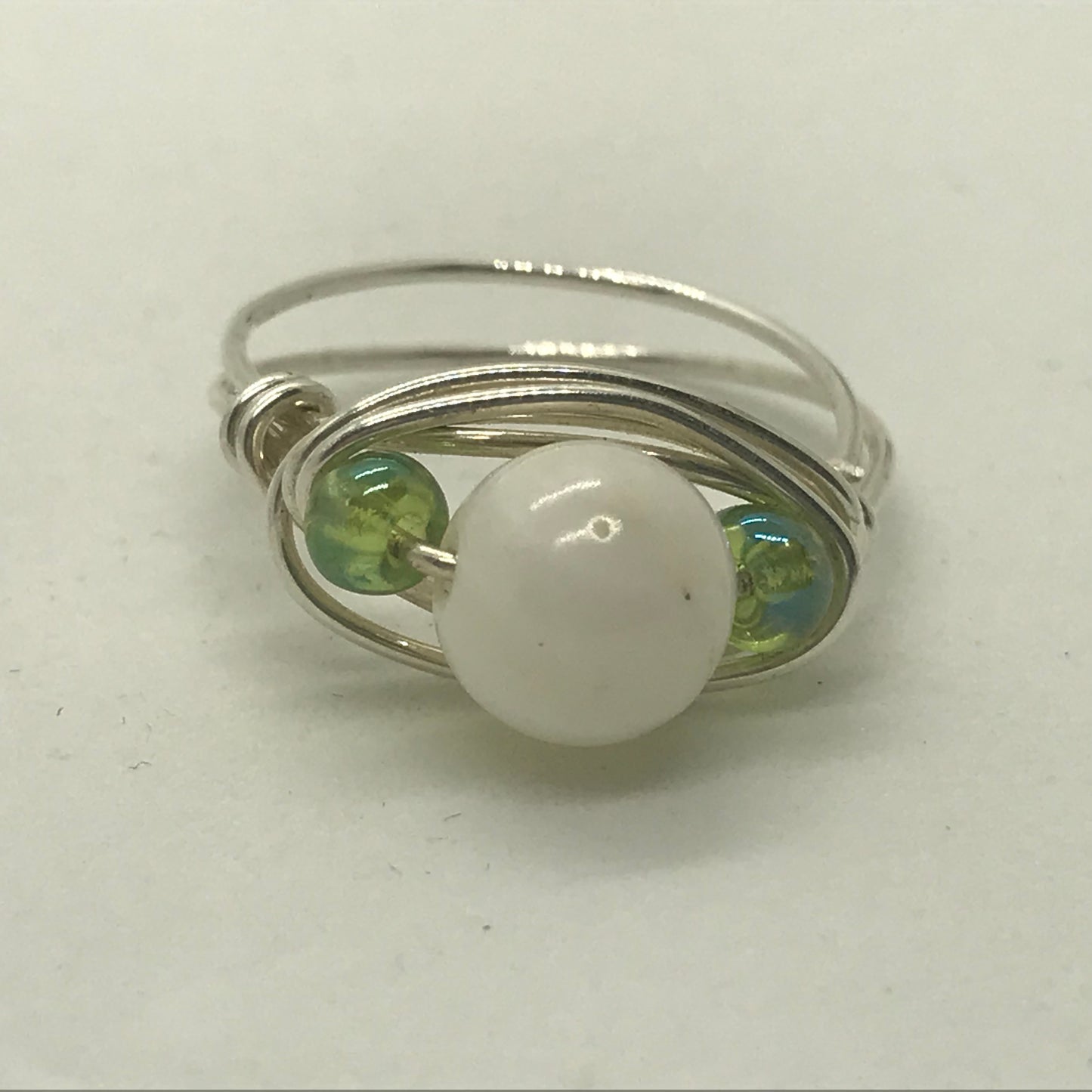 Sølvring med hvid keramik perle