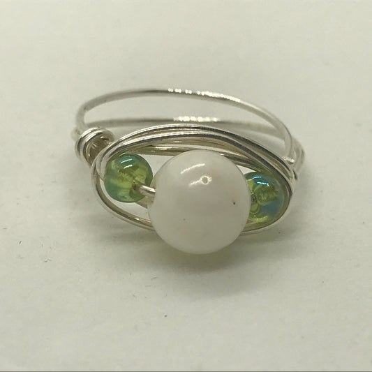 Sølvring med hvid keramik perle
