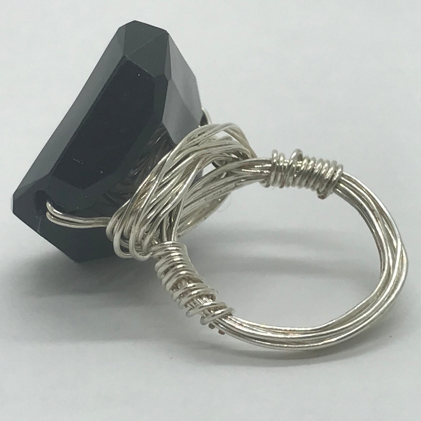 Sølvring med sort akrylperle