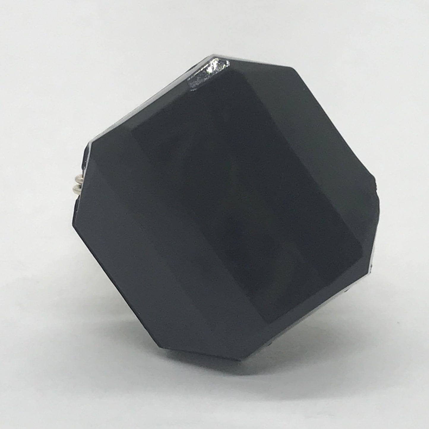 Sølvring med sort akrylperle