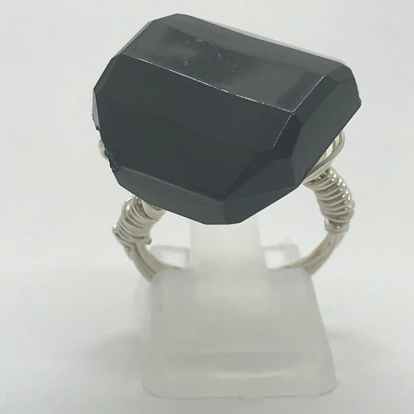 Sølvring med sort akrylperle