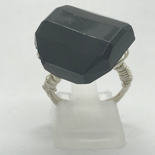 Sølvring med sort akrylperle