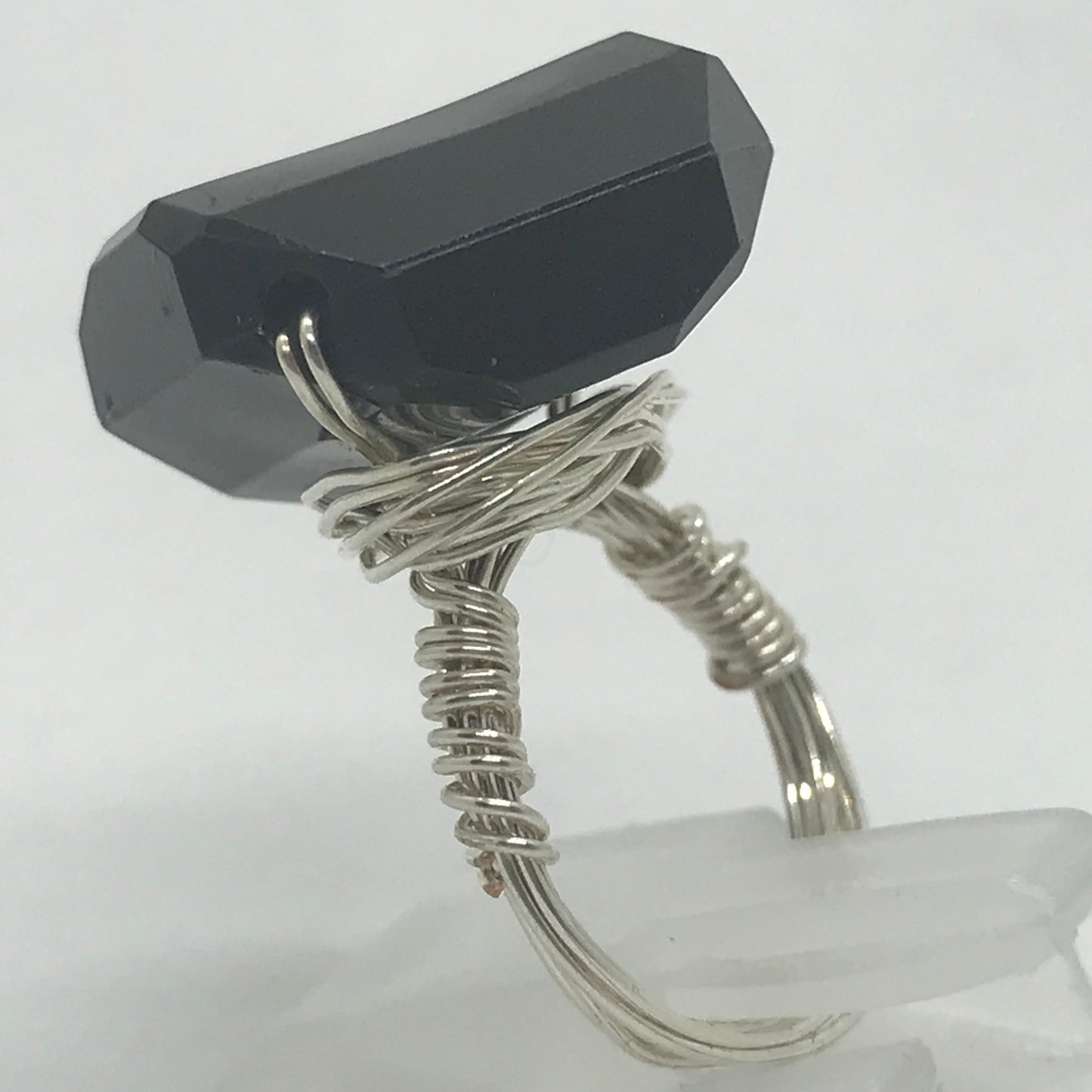 Sølvring med sort akrylperle