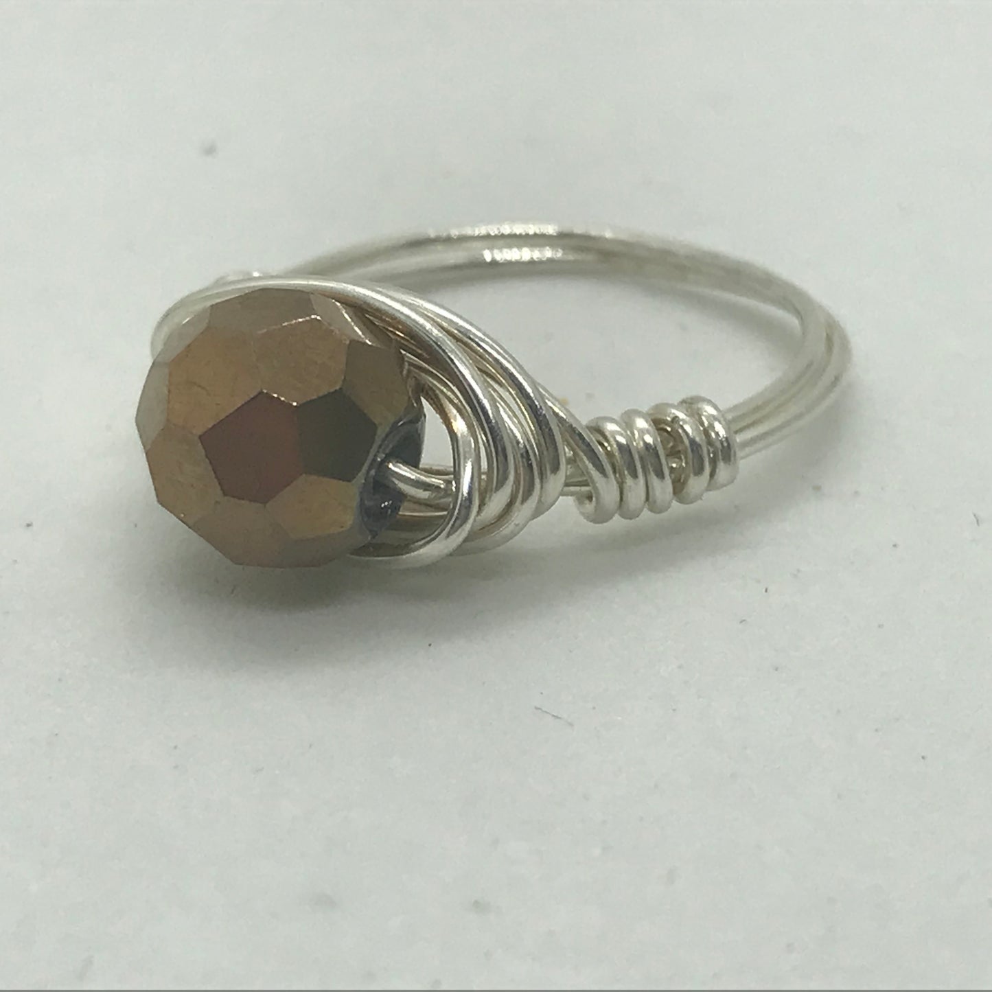 Ring i sølv med bronzefarvet perle