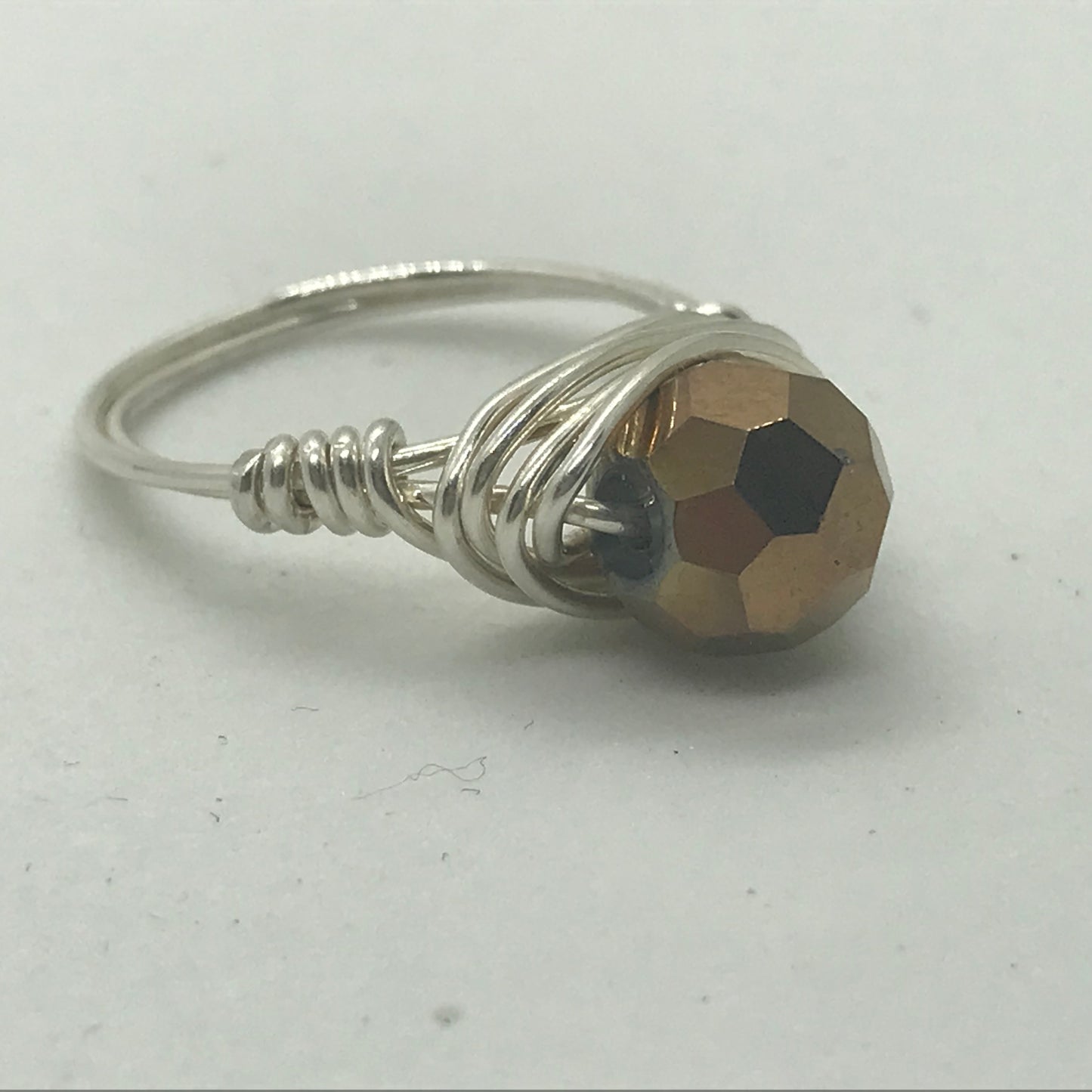 Ring i sølv med bronzefarvet perle