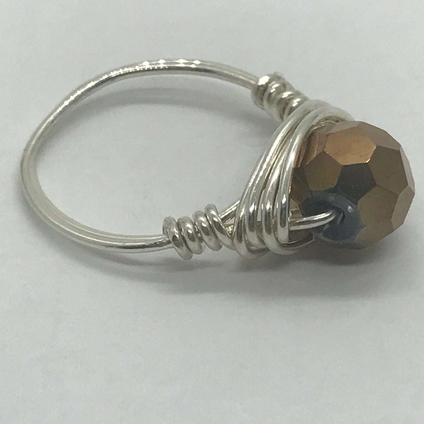 Ring i sølv med bronzefarvet perle