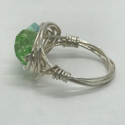 Ring i sølv med kønne grønne perler