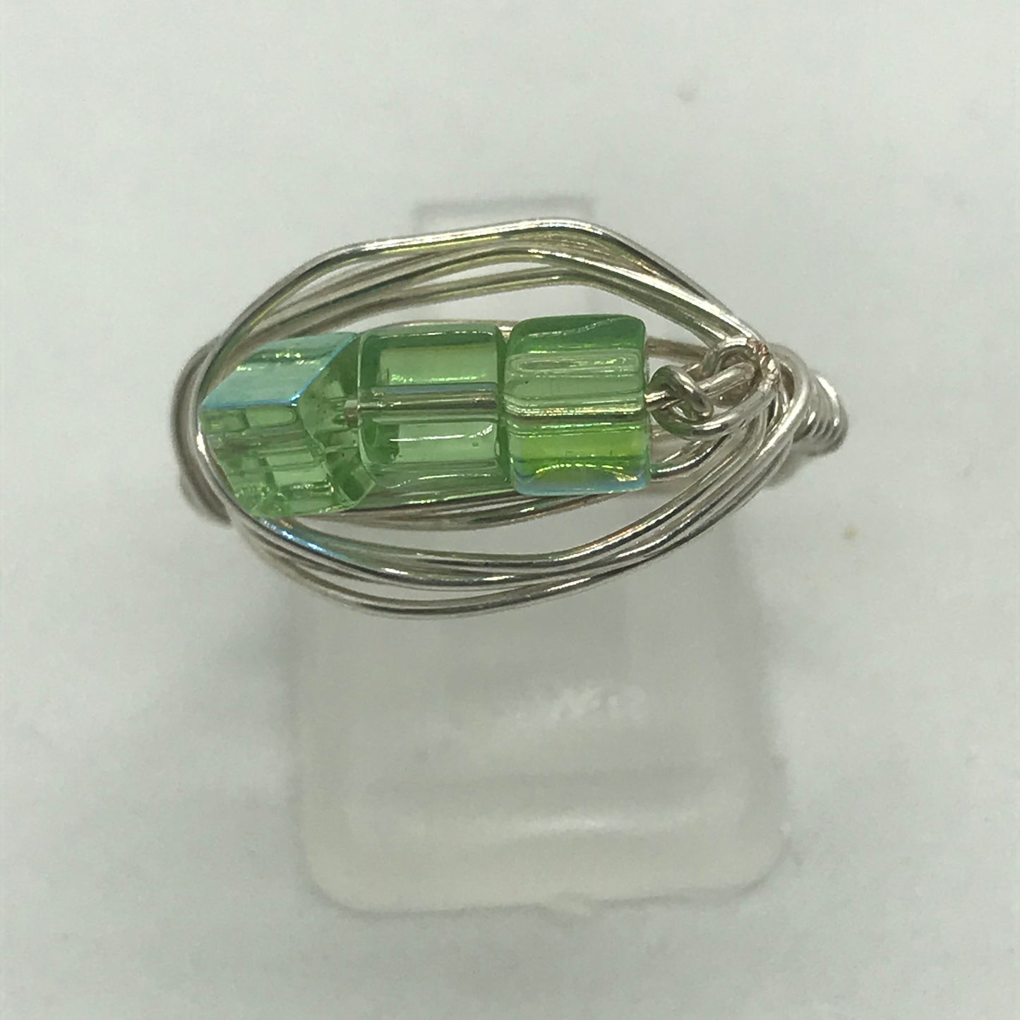 Ring i sølv med kønne grønne perler