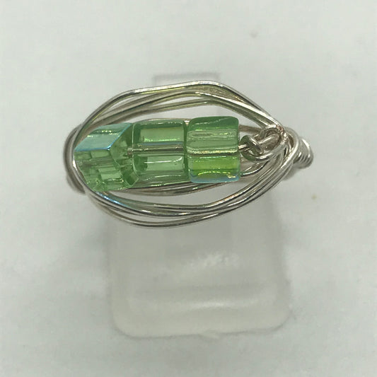 Ring i sølv med kønne grønne perler