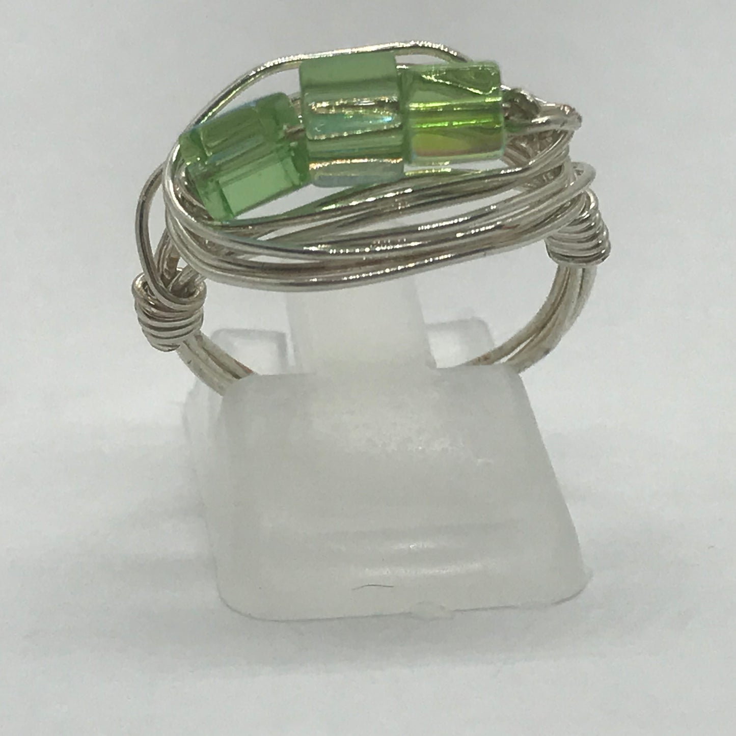 Ring i sølv med kønne grønne perler