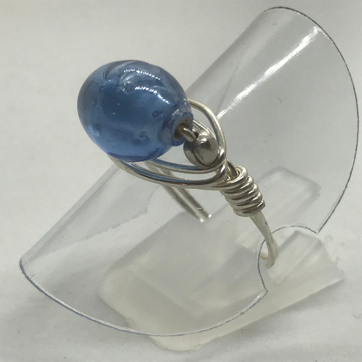 Ring i sølv med klar blå glasperle