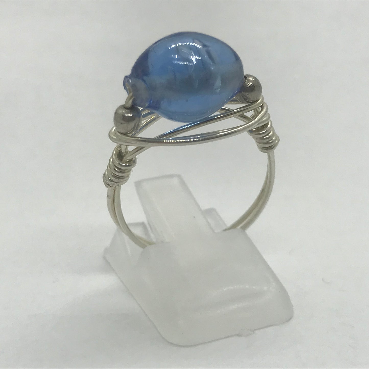 Ring i sølv med klar blå glasperle