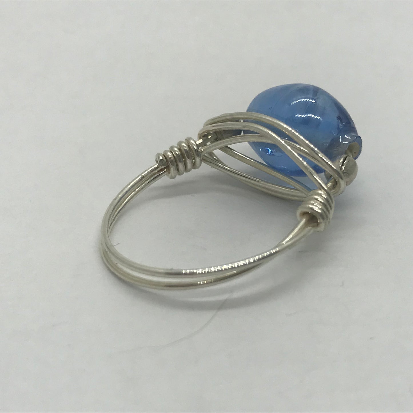 Ring i sølv med klar blå glasperle