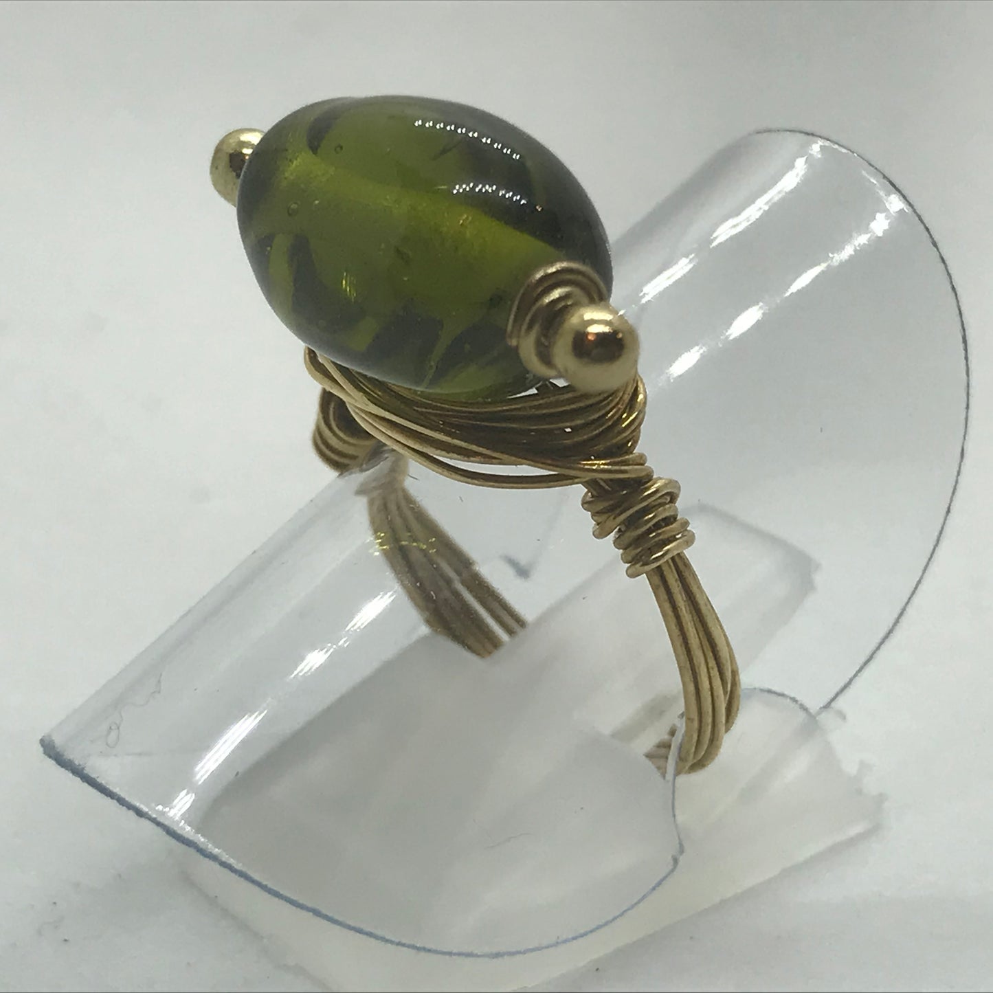 Ring i messing med klar olivengrøn glasperle