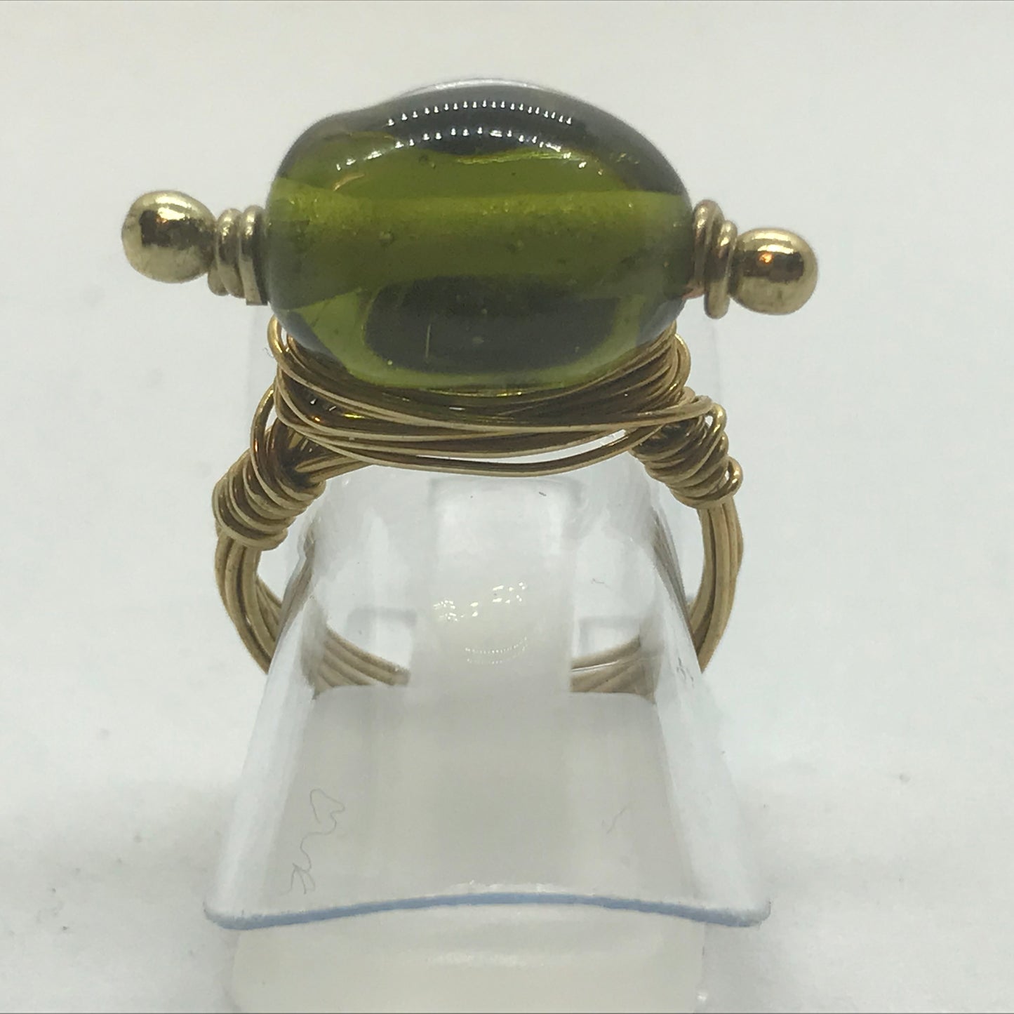 Ring i messing med klar olivengrøn glasperle