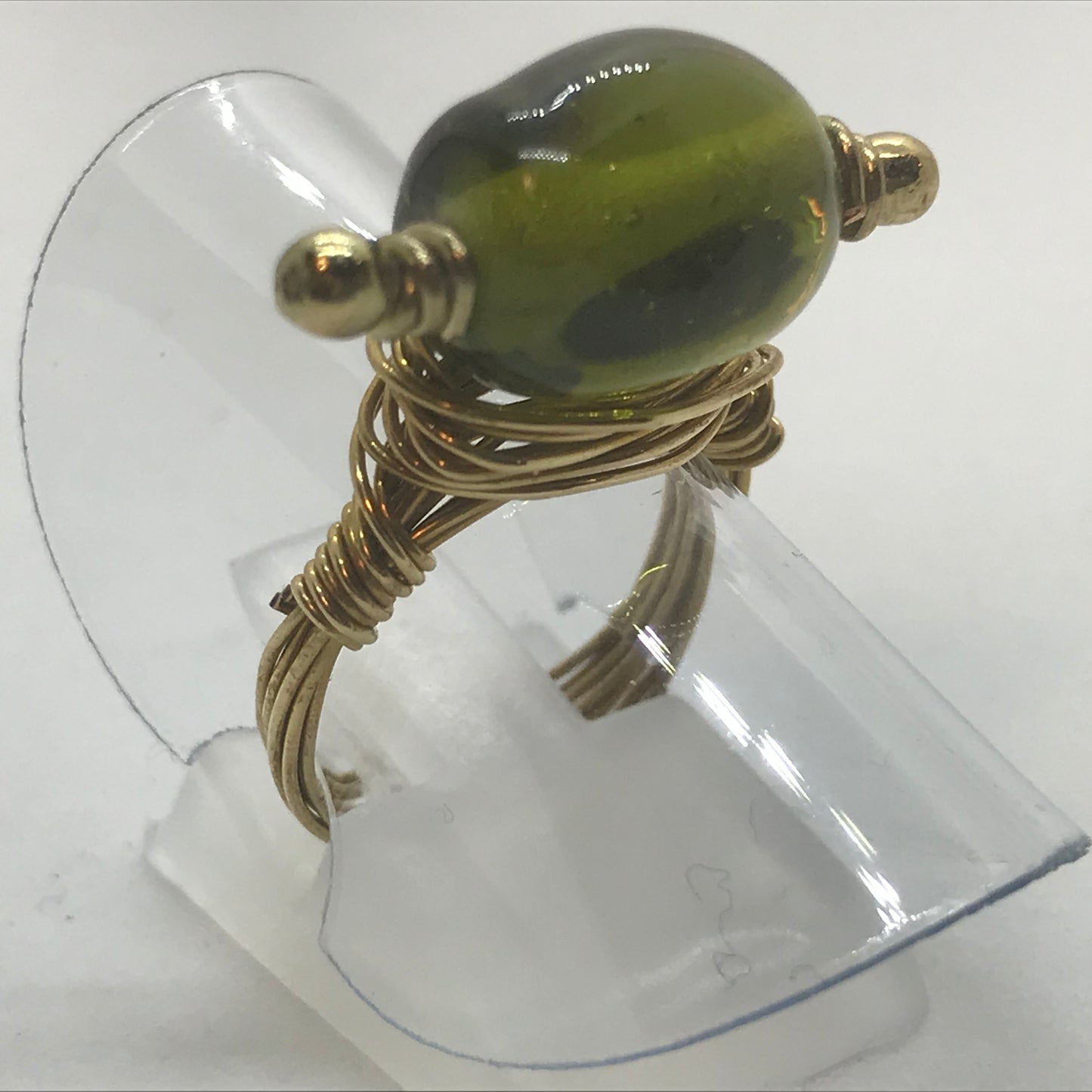 Ring i messing med klar olivengrøn glasperle
